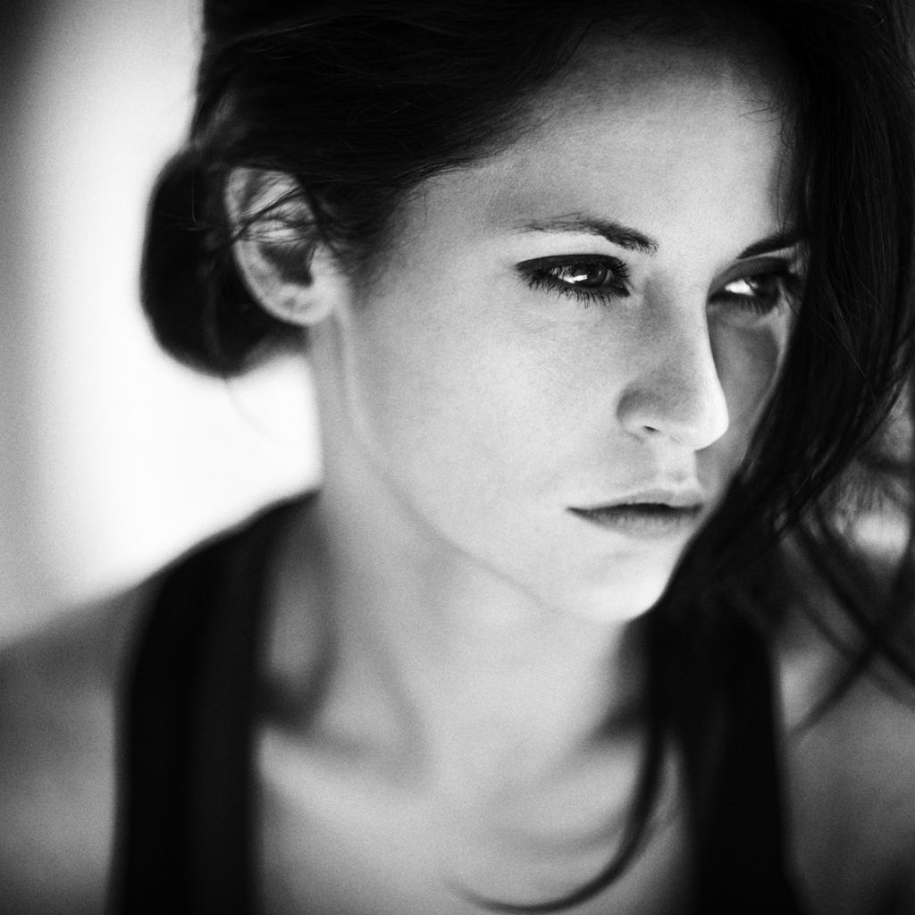 Screenshot №1 pro téma Brunette Girl Monochrome Portrait 1024x1024