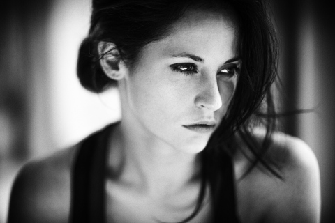 Обои Brunette Girl Monochrome Portrait 480x320