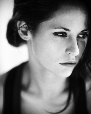 Brunette Girl Monochrome Portrait - Obrázkek zdarma pro 240x400