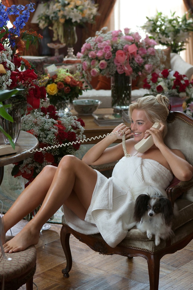 Margot Robbie in The Wolf of Wall Street screenshot #1 640x960