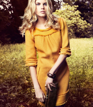 Girl In Yellow Dress - Obrázkek zdarma pro Nokia X3