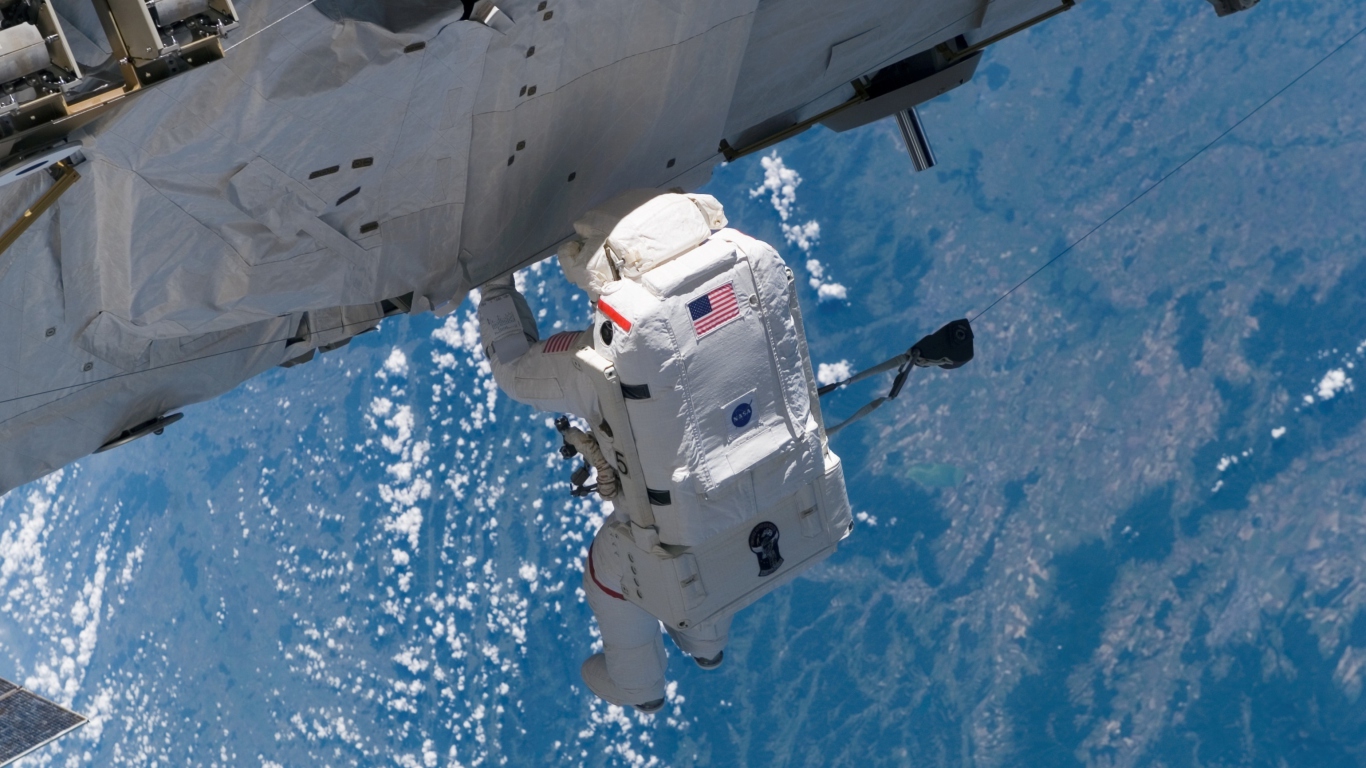 Das Astronaut At Work Wallpaper 1366x768