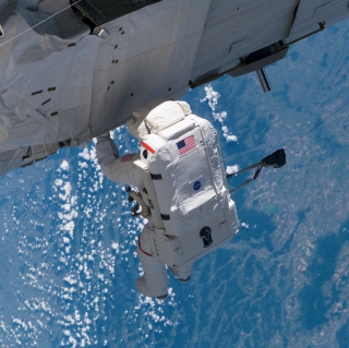 Astronaut At Work - Obrázkek zdarma pro iPad 2
