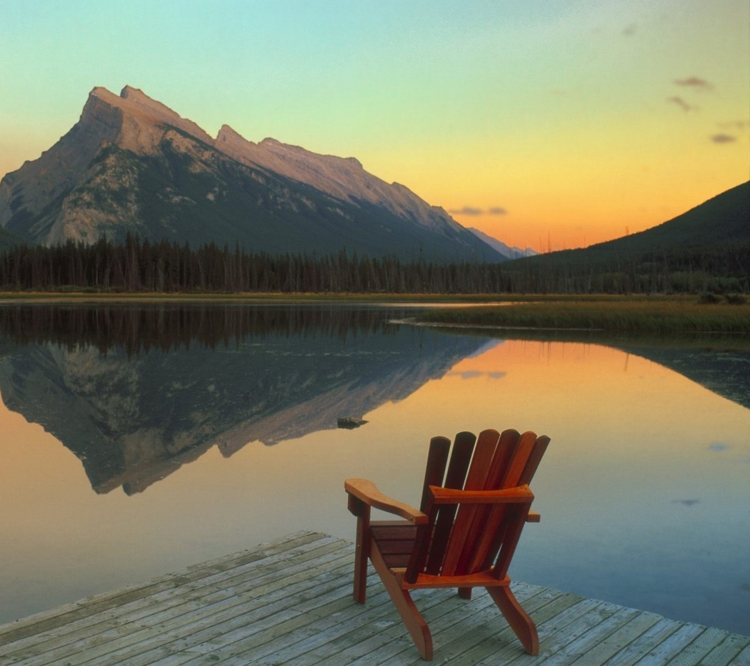 Fondo de pantalla Wooden Chair With Pieceful Lake View 1080x960