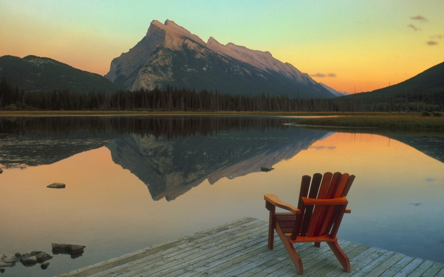 Fondo de pantalla Wooden Chair With Pieceful Lake View 1440x900