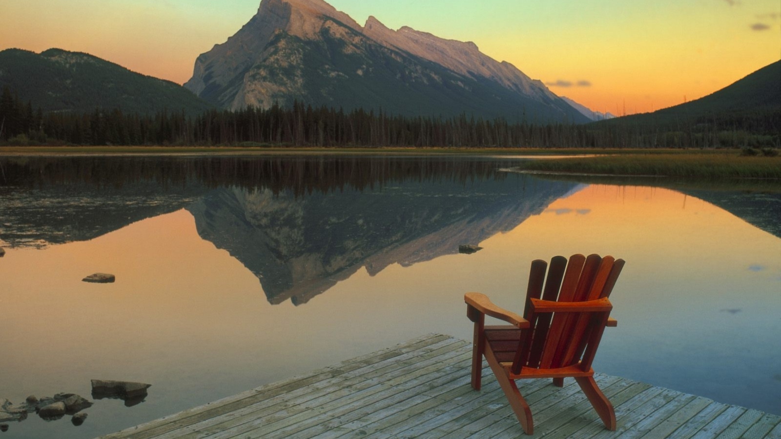 Sfondi Wooden Chair With Pieceful Lake View 1600x900