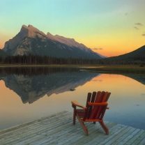 Fondo de pantalla Wooden Chair With Pieceful Lake View 208x208