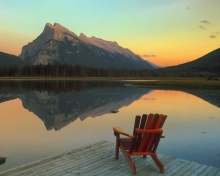 Das Wooden Chair With Pieceful Lake View Wallpaper 220x176