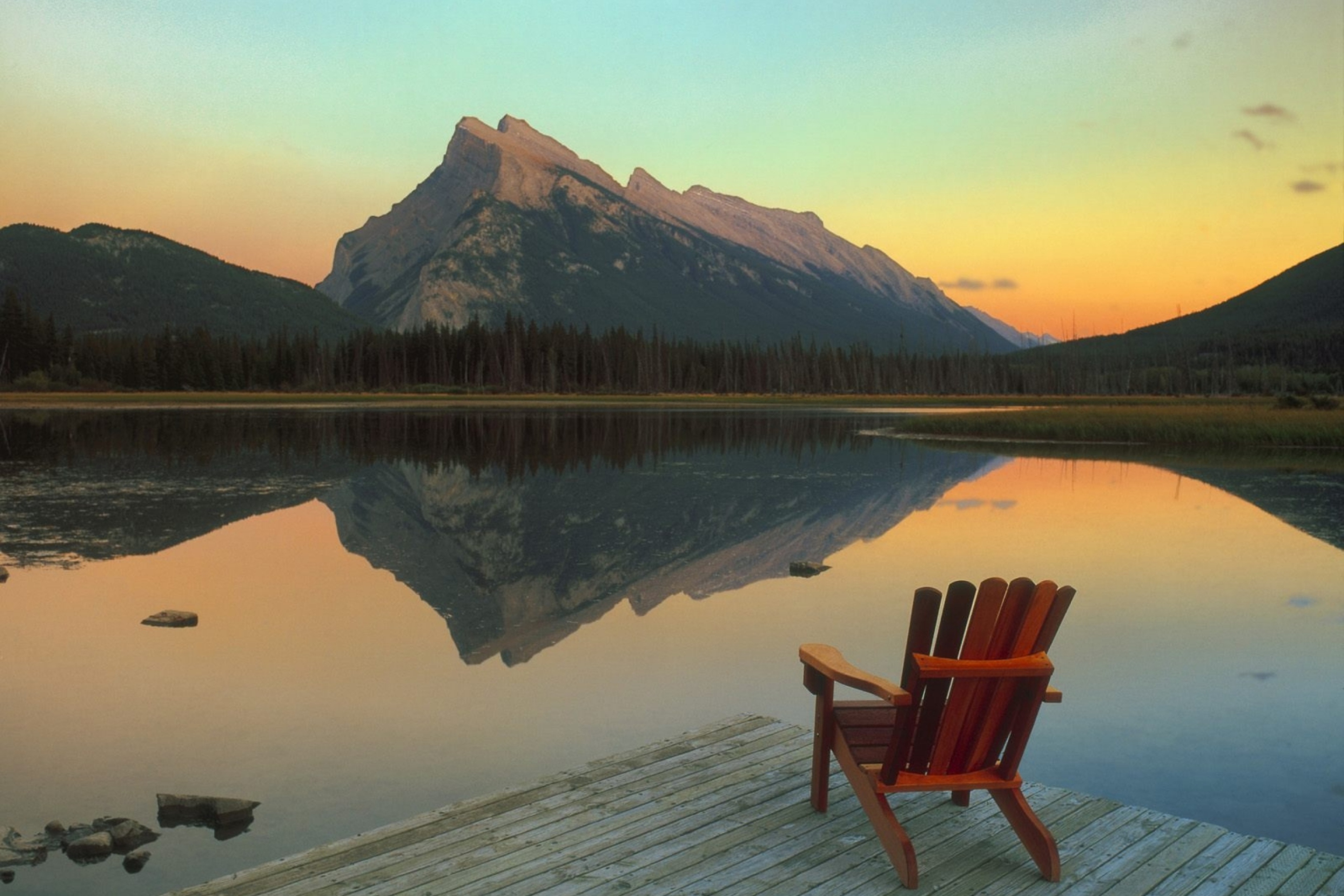 Das Wooden Chair With Pieceful Lake View Wallpaper 2880x1920