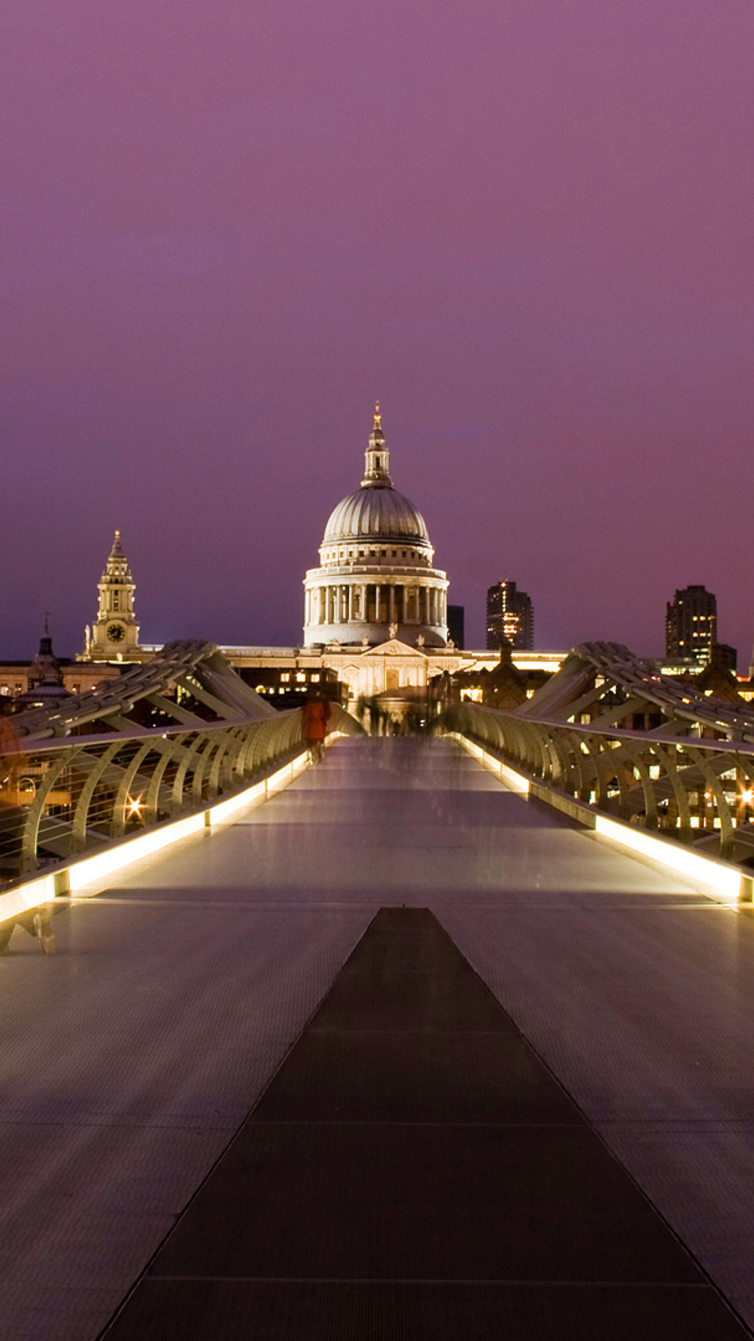 Millennium Futuristic Bridge in London screenshot #1 1080x1920