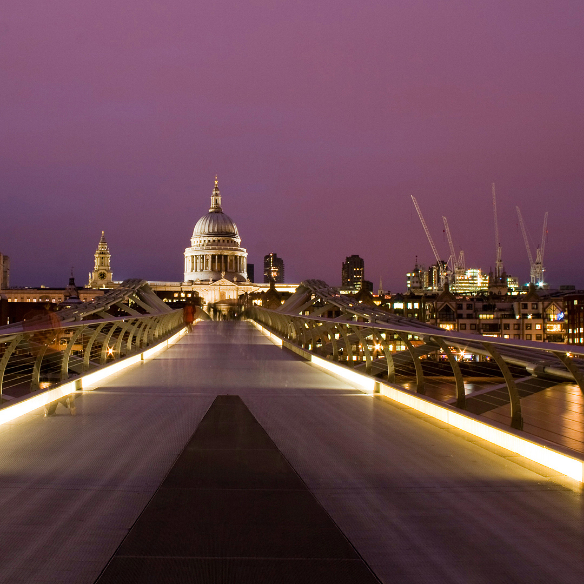 Das Millennium Futuristic Bridge in London Wallpaper 2048x2048