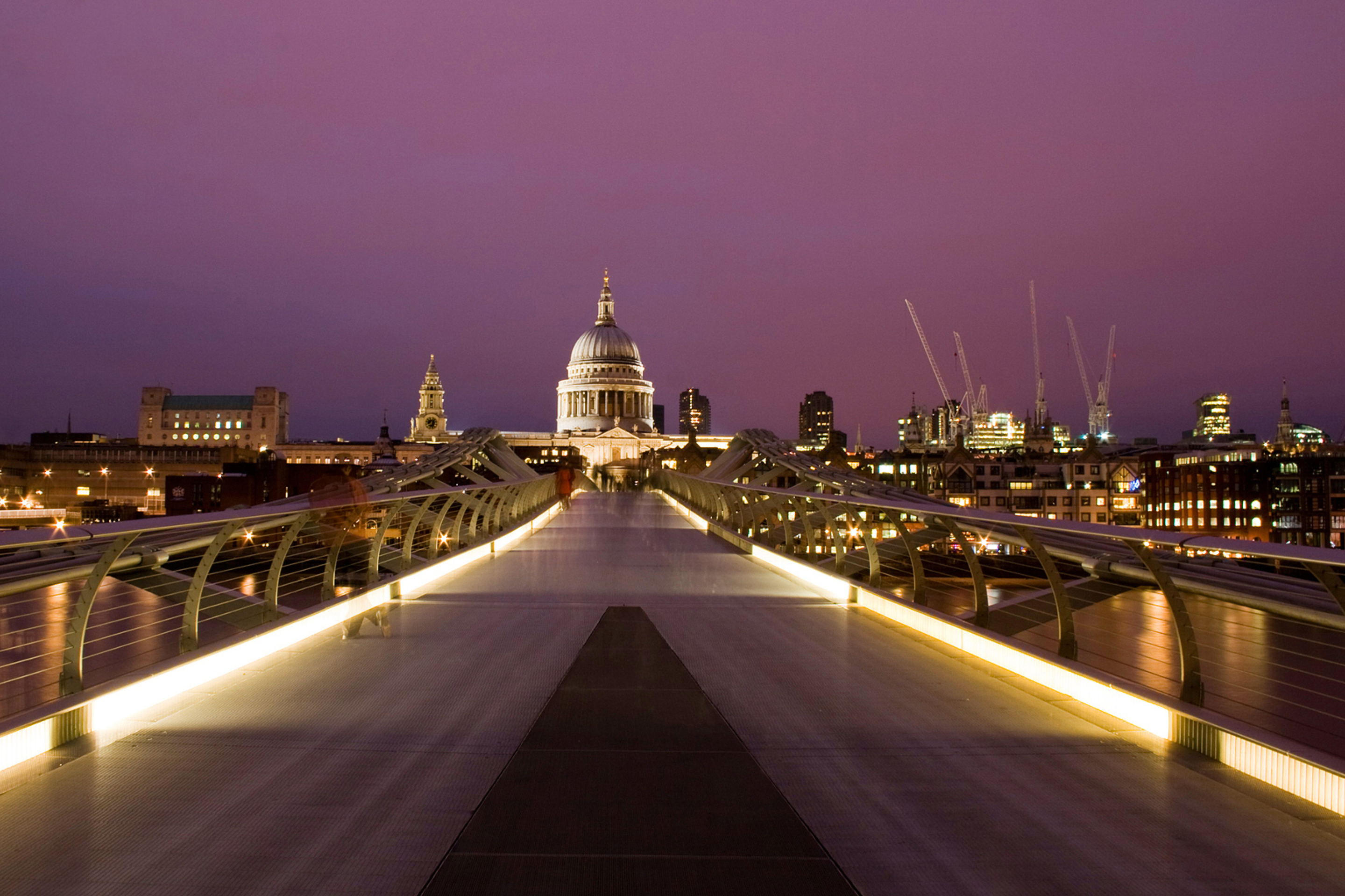 Das Millennium Futuristic Bridge in London Wallpaper 2880x1920