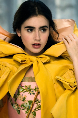 Обои Lily Collins In Mirror Mirror 320x480