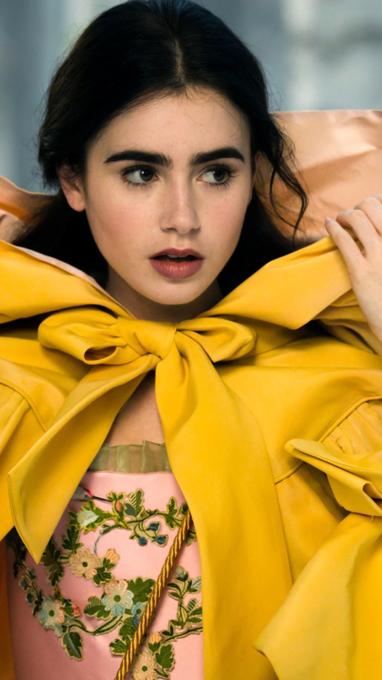 Обои Lily Collins In Mirror Mirror 750x1334