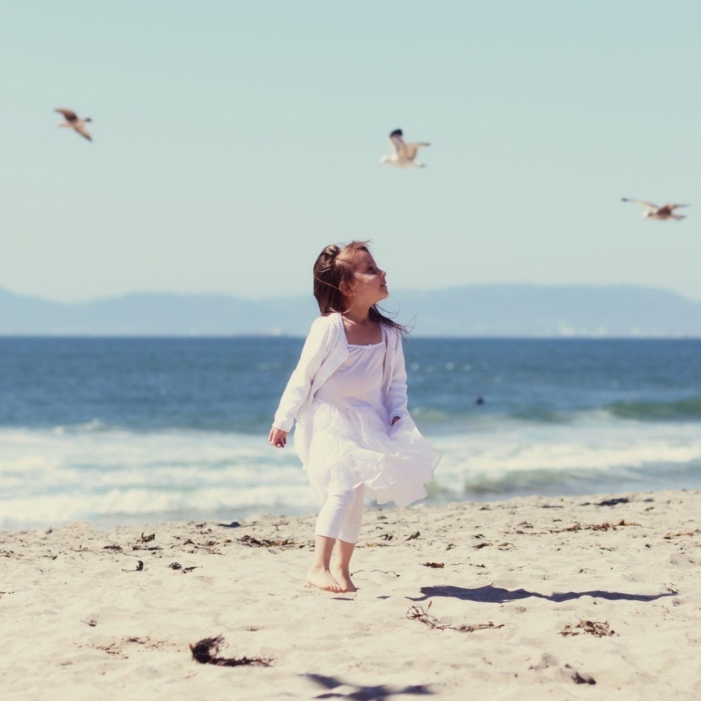 Fondo de pantalla Little Girl And Seagulls On Beach 1024x1024