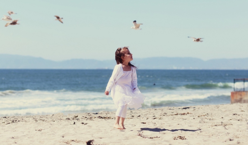 Little Girl And Seagulls On Beach screenshot #1 1024x600