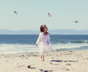 Fondo de pantalla Little Girl And Seagulls On Beach 176x144