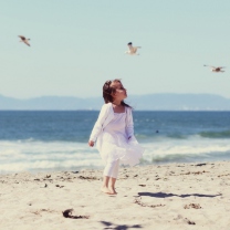 Fondo de pantalla Little Girl And Seagulls On Beach 208x208