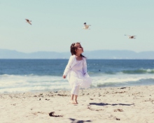 Das Little Girl And Seagulls On Beach Wallpaper 220x176