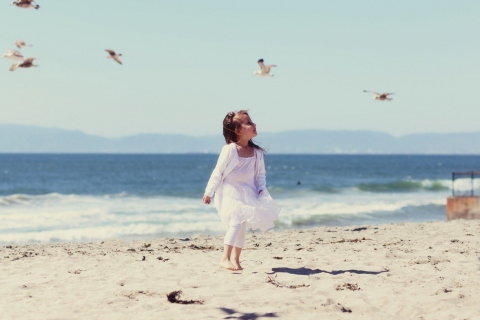 Fondo de pantalla Little Girl And Seagulls On Beach 480x320