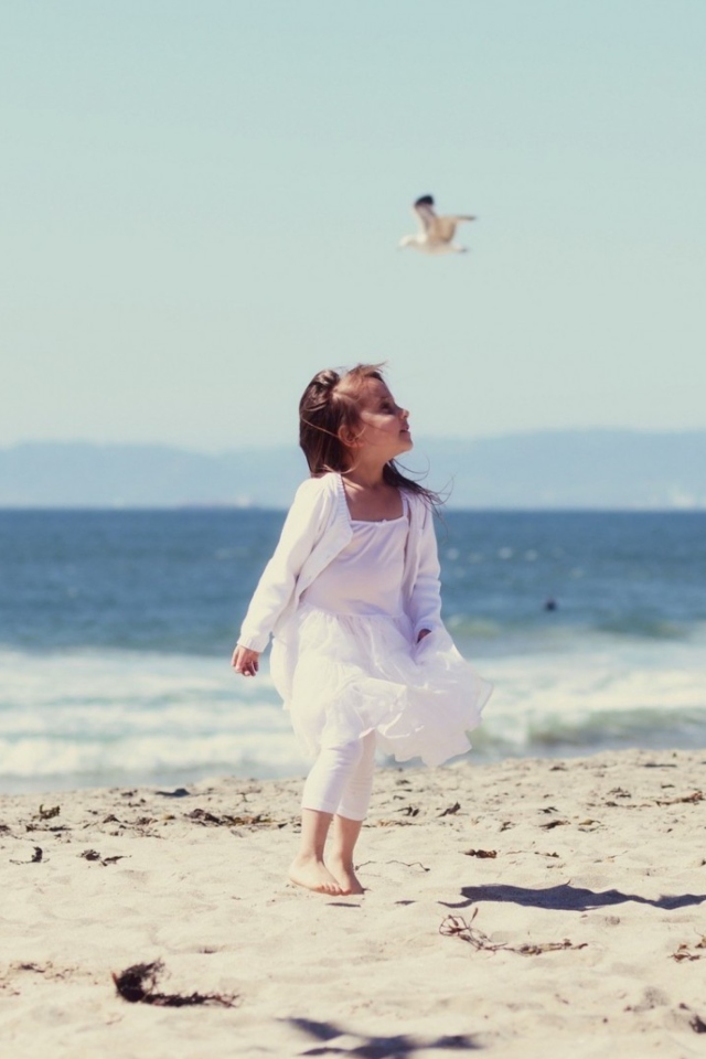 Sfondi Little Girl And Seagulls On Beach 640x960