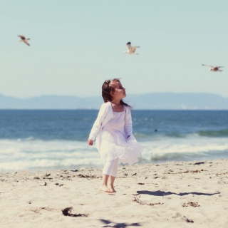 Kostenloses Little Girl And Seagulls On Beach Wallpaper für 2048x2048