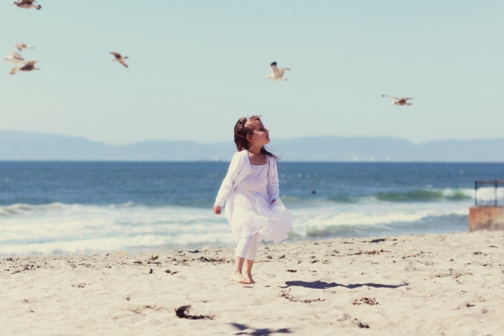 Fondo de pantalla Little Girl And Seagulls On Beach