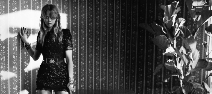 Jennifer Lawrence Posing wallpaper 720x320