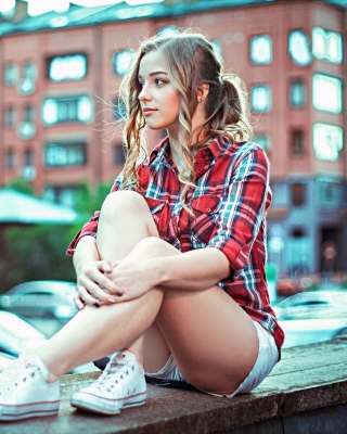 Kostenloses Beautiful Woman in Shorts from Norway Wallpaper für 240x320
