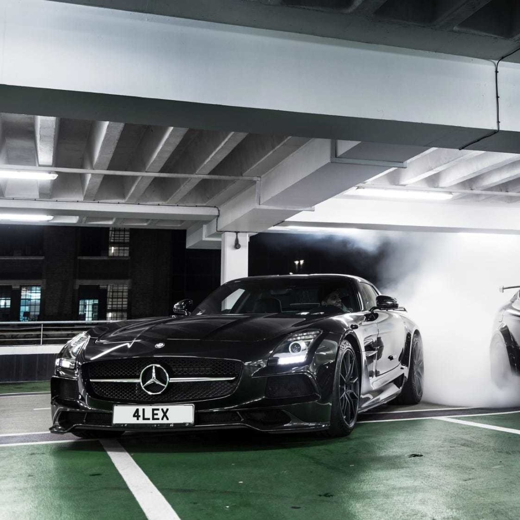 Mercedes in Garage wallpaper 1024x1024