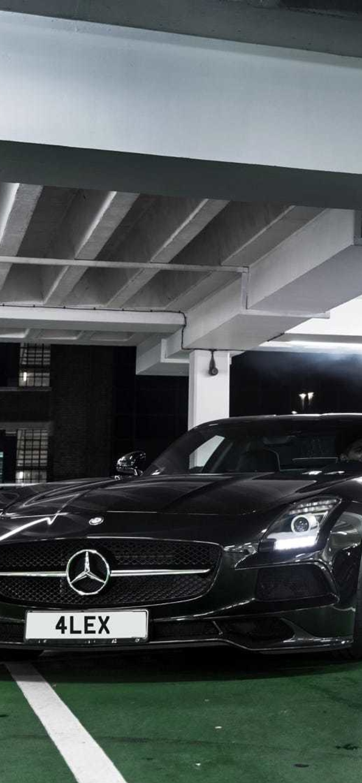 Mercedes in Garage wallpaper 1170x2532