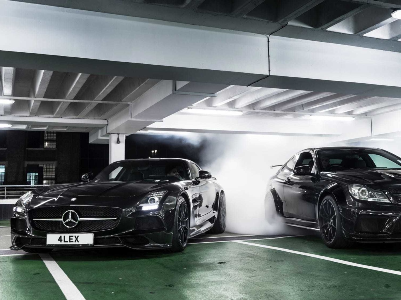 Обои Mercedes in Garage 1400x1050
