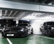 Mercedes in Garage wallpaper 176x144