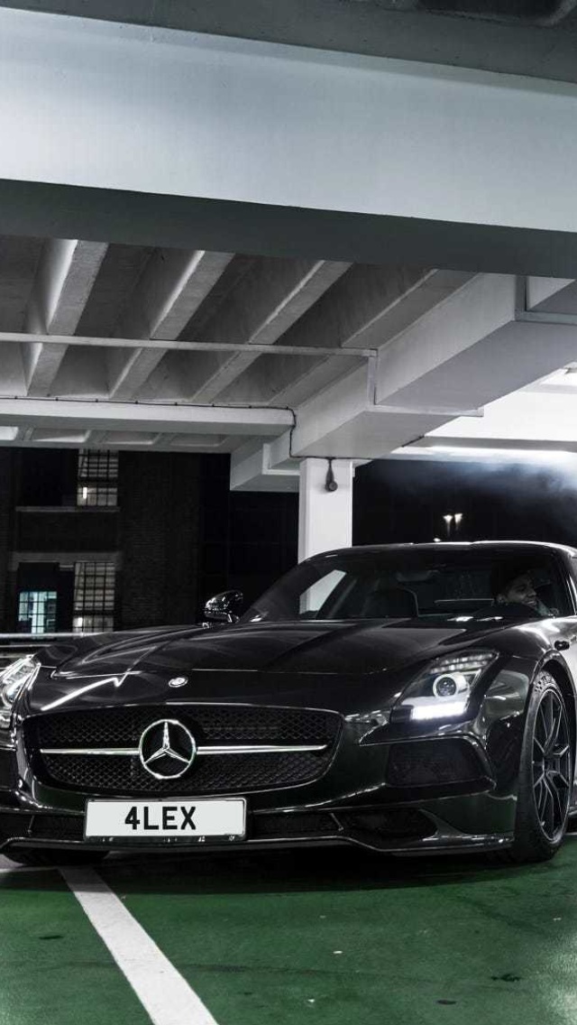 Обои Mercedes in Garage 640x1136