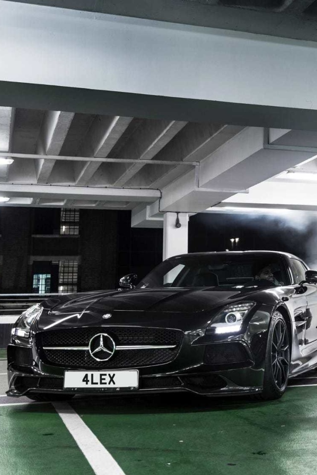Das Mercedes in Garage Wallpaper 640x960