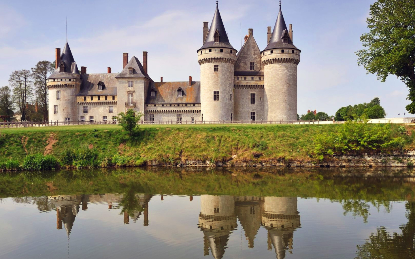 Chateau de Sully wallpaper 1440x900