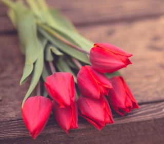 Red Tulip Bouquet On Wooden Bench - Obrázkek zdarma pro iPad Air