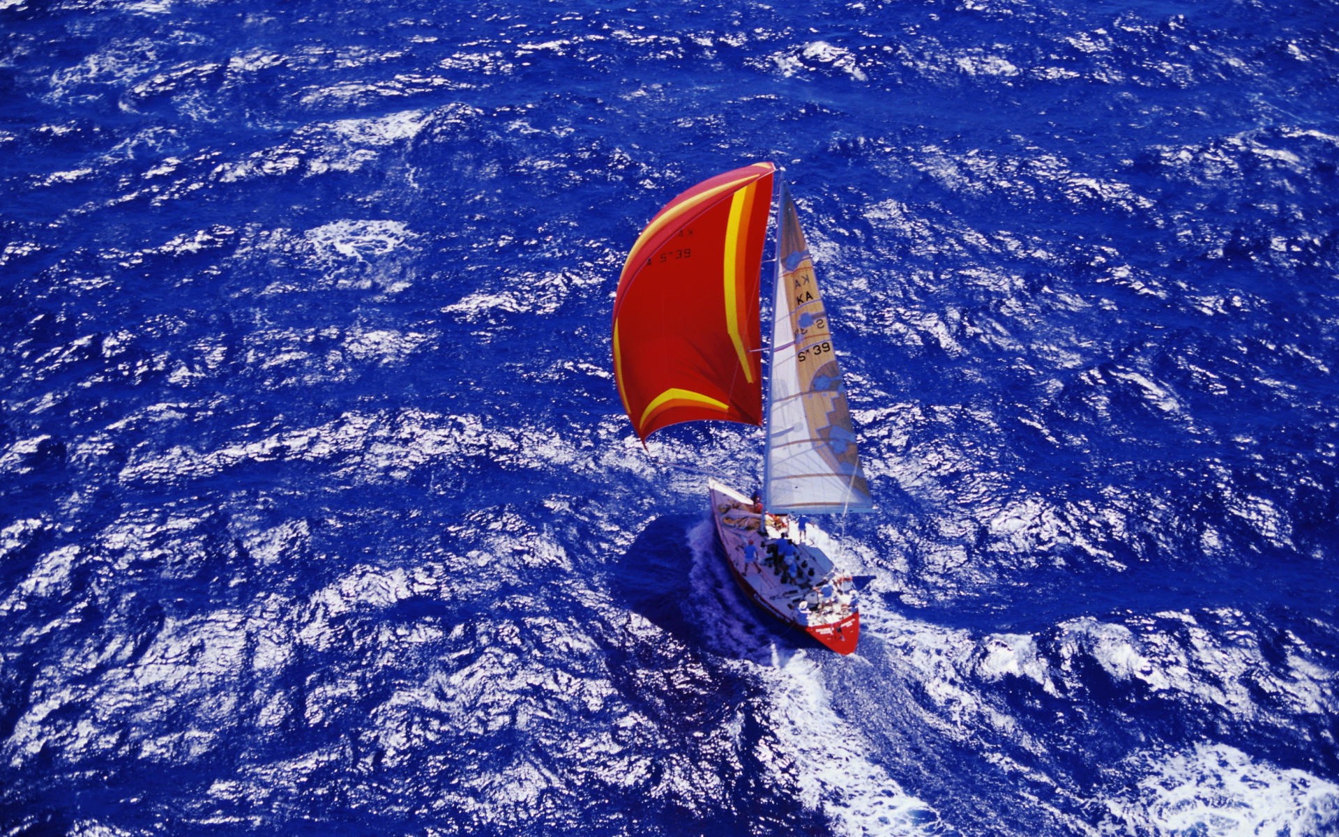 Fondo de pantalla Yacht In Big Blue Sea 1920x1200