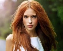 Sfondi Beautiful Redhead Girl 220x176