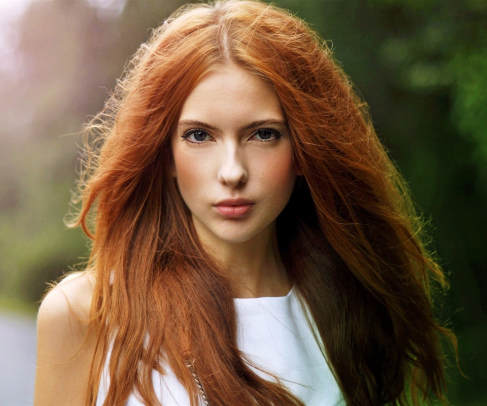 Обои Beautiful Redhead Girl 960x800