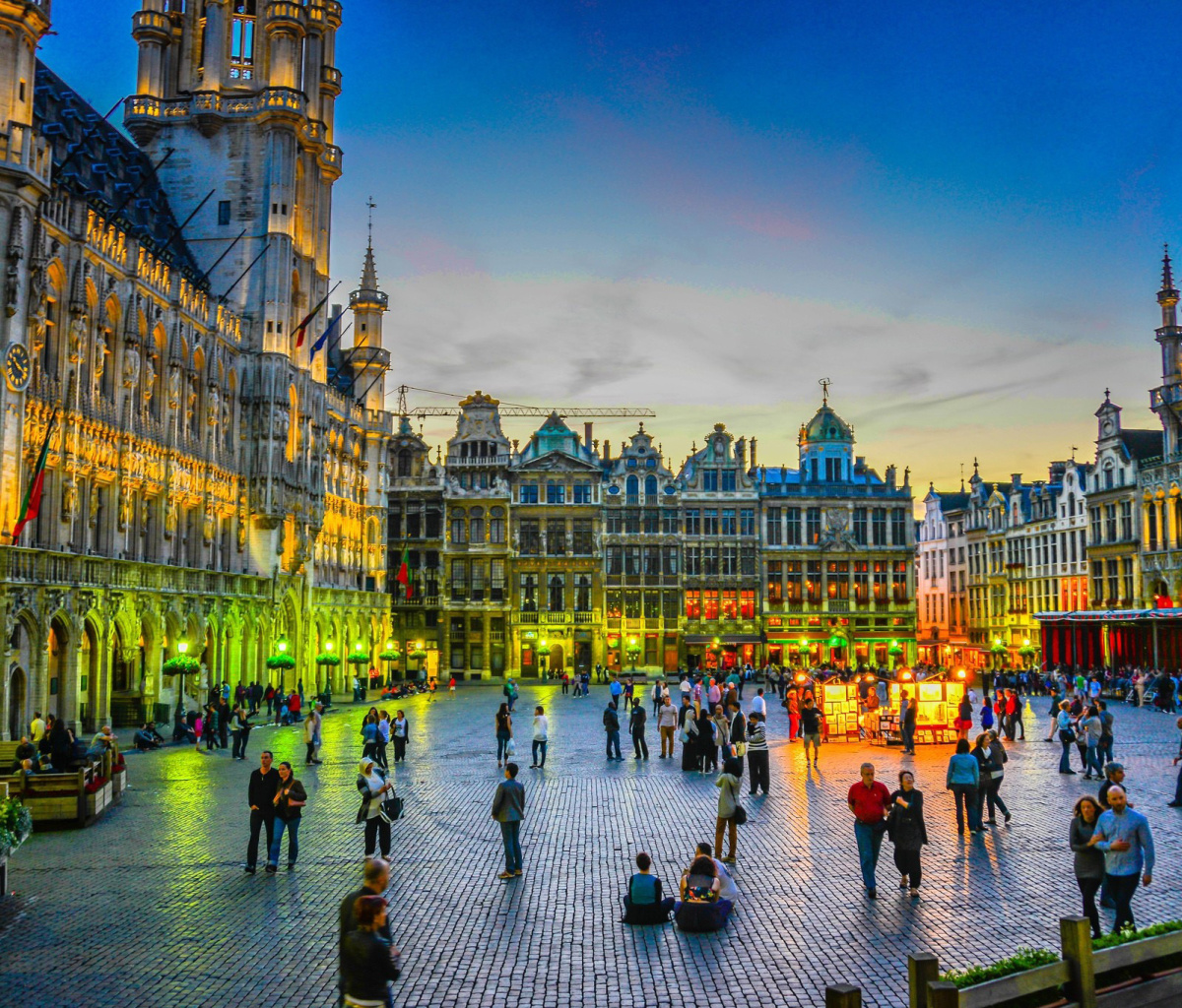 Fondo de pantalla Grand place by night in Brussels 1200x1024