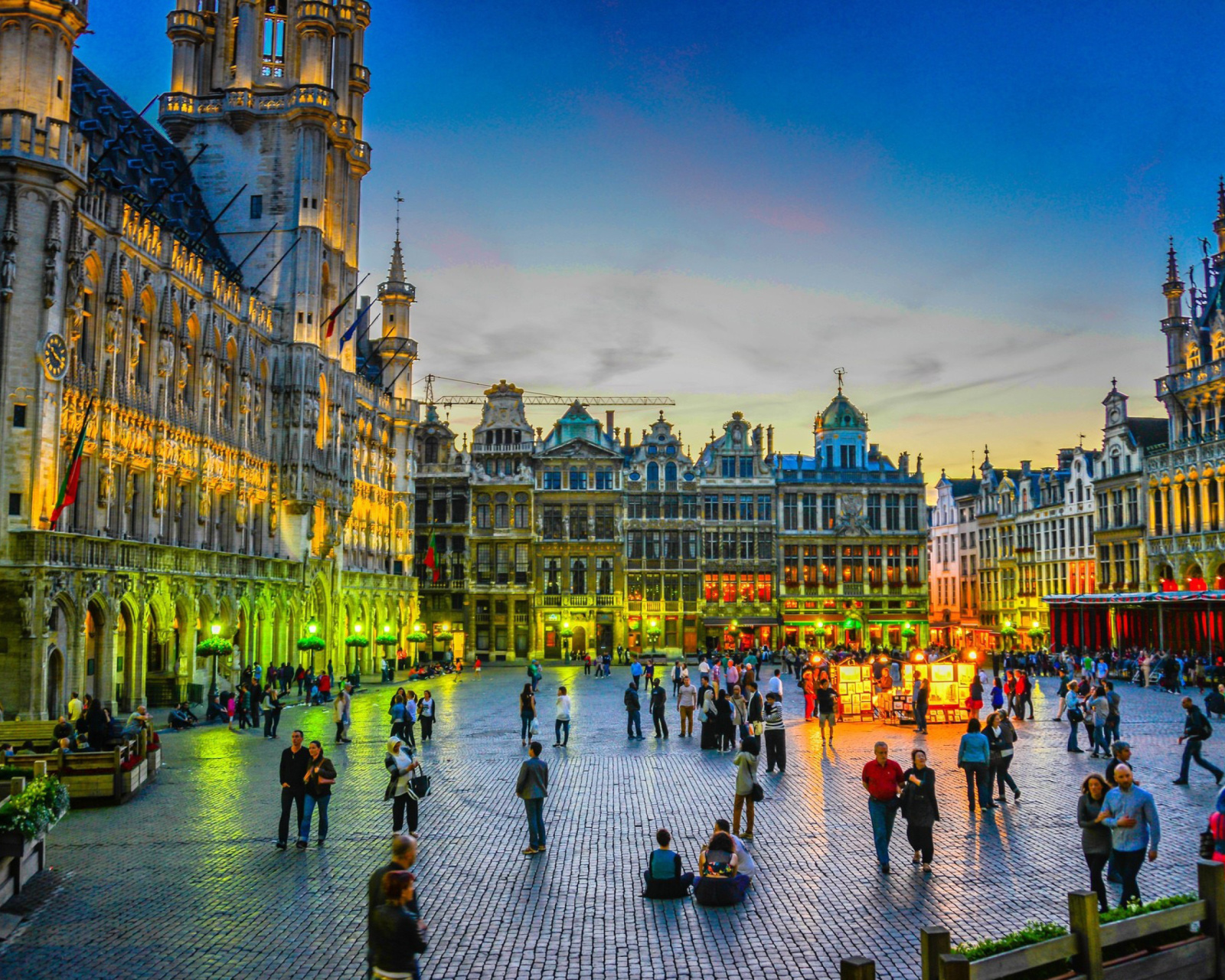 Fondo de pantalla Grand place by night in Brussels 1600x1280