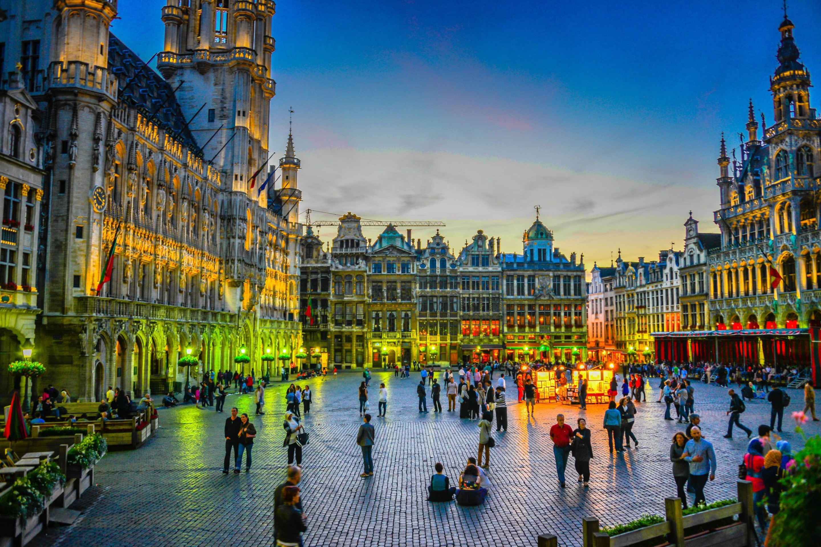 Grand place by night in Brussels wallpaper 2880x1920