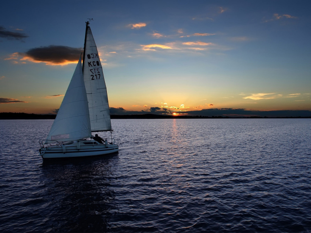 Fondo de pantalla Sailboat At Sunset 640x480