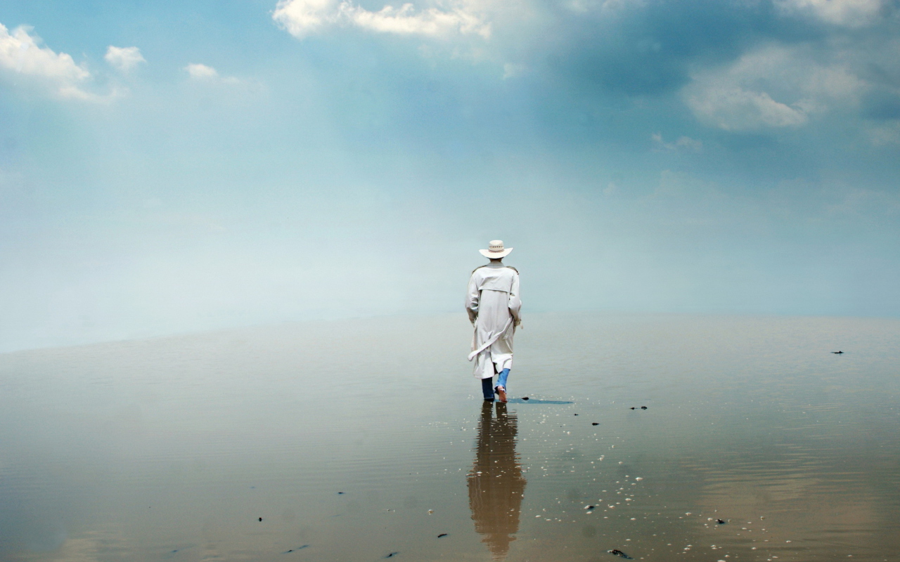 Das Man In White Hat Walking On Water Wallpaper 1280x800