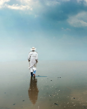 Обои Man In White Hat Walking On Water 176x220
