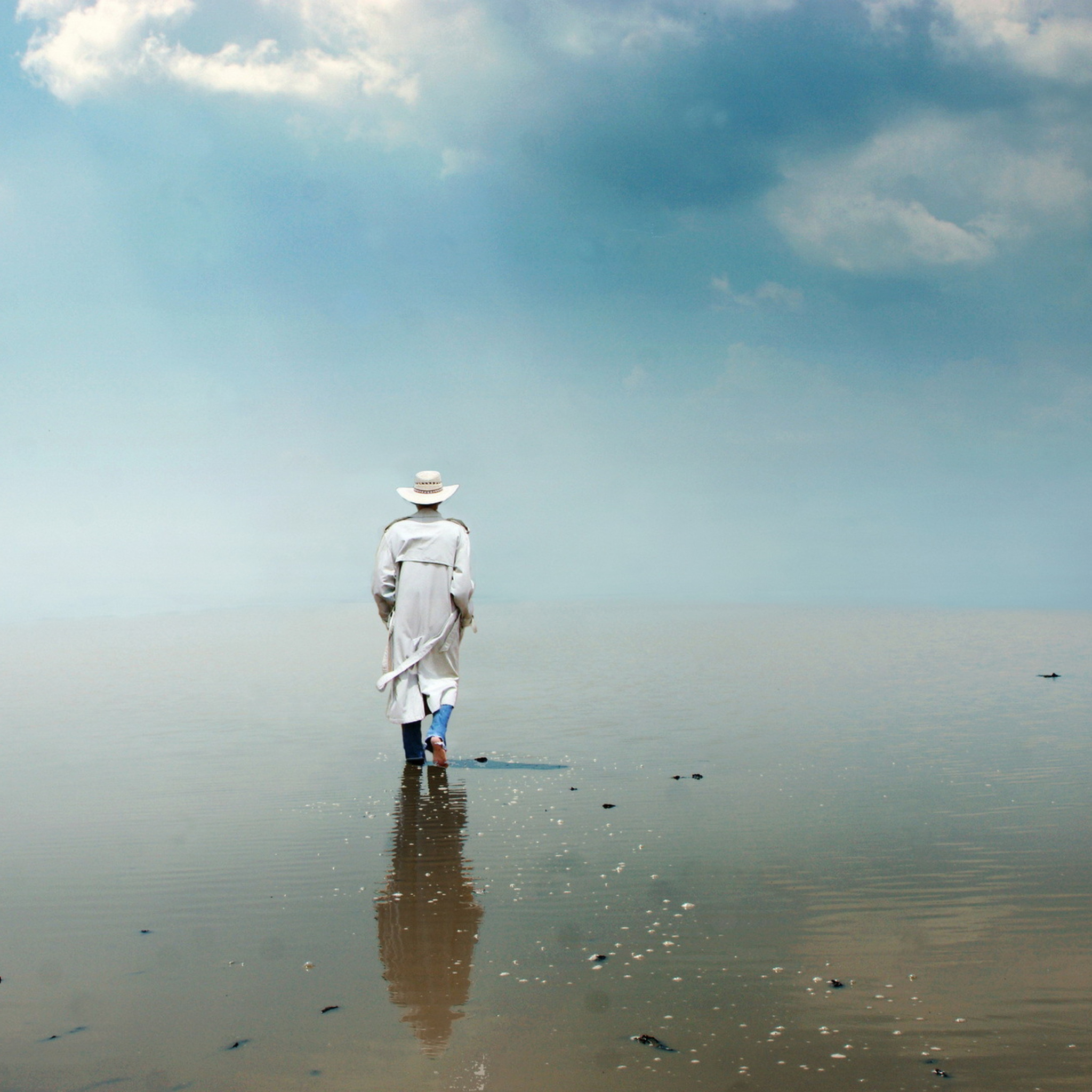 Fondo de pantalla Man In White Hat Walking On Water 2048x2048