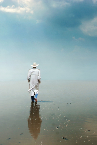 Das Man In White Hat Walking On Water Wallpaper 320x480