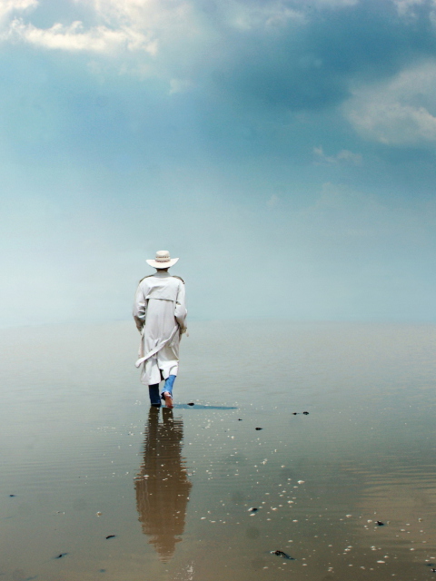 Fondo de pantalla Man In White Hat Walking On Water 480x640