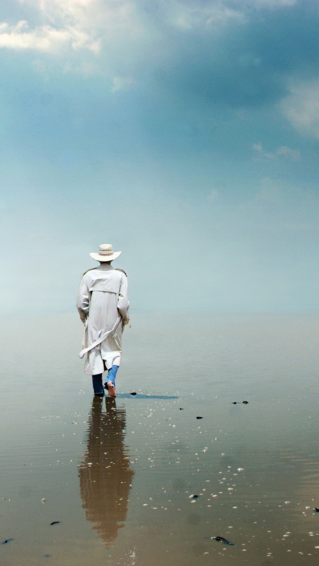 Sfondi Man In White Hat Walking On Water 640x1136